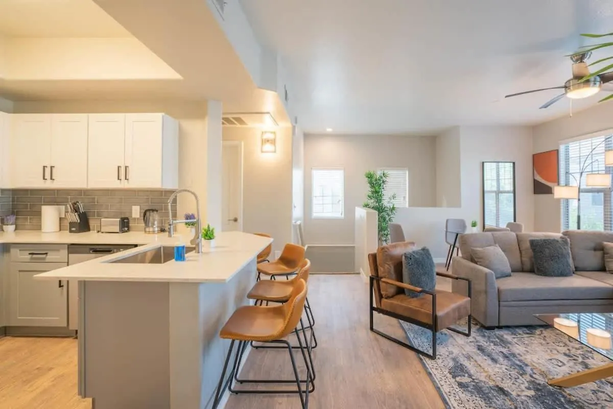 Apartamento Chic 2Bd - Midtown - Gym, Pool, W-D, Parking - Sleeps 8 Phoenix 0*,  Estados Unidos