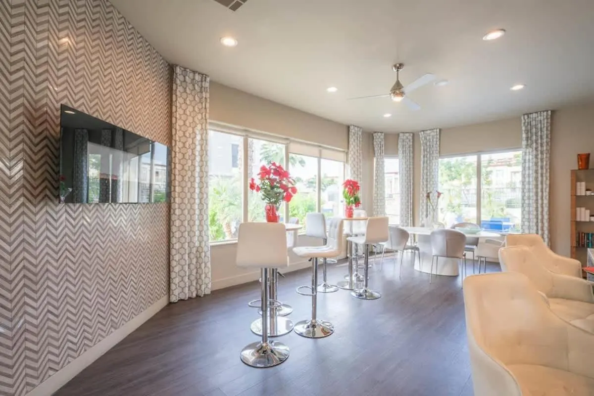 피닉스 Chic 2Bd - Midtown - Gym, Pool, W-D, Parking - Sleeps 8 아파트